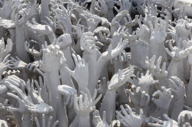Wat Rong Khun Chiang Mai Tayland 12.10.2015 Cehennemden gelen elleri ile Beyaz Tapınak