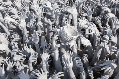 Wat Rong Khun Chiang Mai Tayland 12.10.2015 Cehennemden gelen elleri ile Beyaz Tapınak