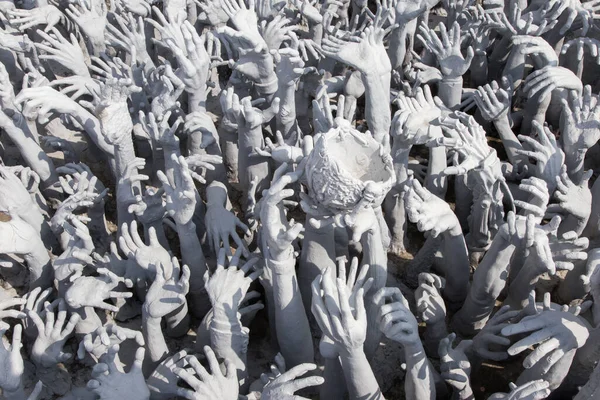 Wat Rong Khun Chiang Mai Tayland 12.10.2015 Cehennemden gelen elleri ile Beyaz Tapınak