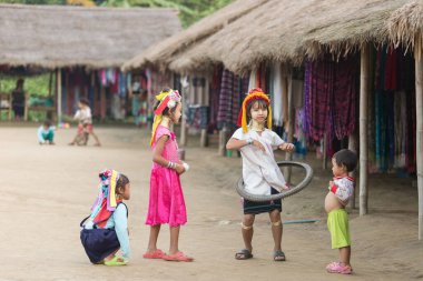 Chiang Rai Tayland 10.12.2015 Karen Köyü 'nde uzun boyunlu kadın çocuklar oynuyor.