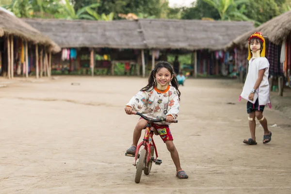 Chiang Rai Tayland 10.12.2015 Karen Köyü 'nde uzun boyunlu kadın çocuklar oynuyor.