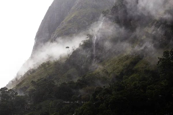 Ella Sri Lanka bergsklyfta landskap dimmig tidig morgon utsikt över dalen Royaltyfria Stockfoton