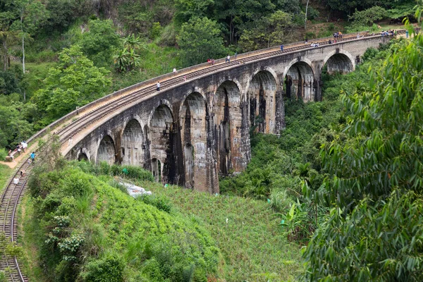 Ella Sri Lanka 4.15.2018 el 9 arco Demodara Puente ferroviario que atraviesa el desfiladero — Foto de Stock