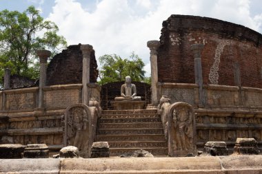 Polonnaruwa Sri Lanka Antik Buda heykelleri ayakta duruyordu.