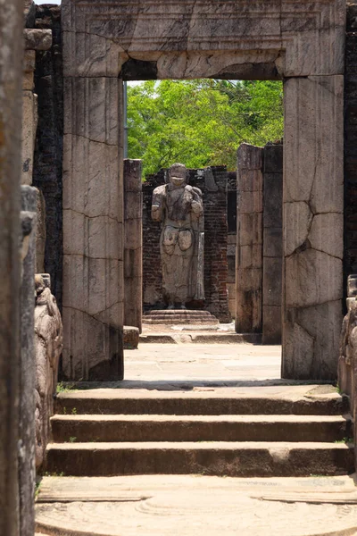 斯里兰卡Polonnaruwa古城遗址佛像矗立在那里 — 图库照片