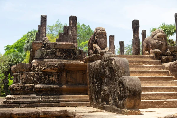 Polonnaruwa Sri Lanka Ruínas antigas Estátuas de Buda em pé sentado — Fotografia de Stock