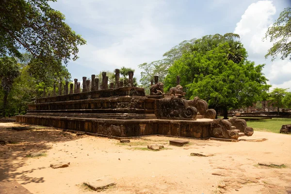 Polonnaruwa Sri Lanka Ruínas antigas Estátuas de Buda em pé sentado — Fotografia de Stock