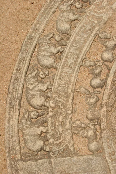 Polonnaruwa Sri Lanka Antigas ruínas mandala com elefantes na entrada porta maneira — Fotografia de Stock