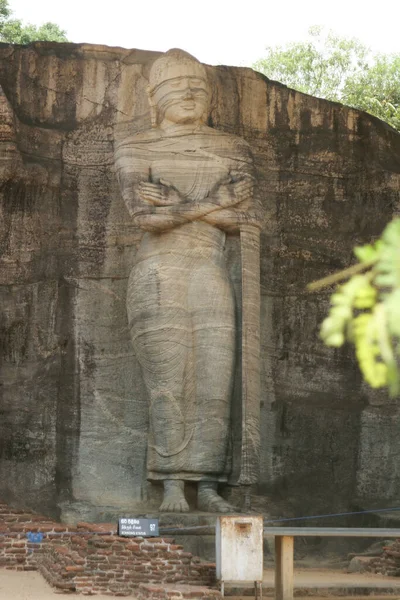 Polonnaruwa Sri Lanka Ruínas antigas Estátuas de Buda de pé com braços cruzados — Fotografia de Stock