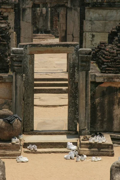 Polonnaruwa Sri Lanka Sapatos de ruína antigos removidos antes de entrar no santuário budista — Fotografia de Stock