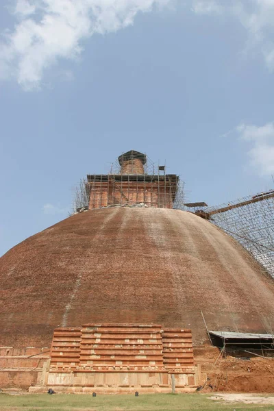Sri Lanka, brique traditionnelle stupa bouddhiste en rénovation près de Polonnaruwa — Photo