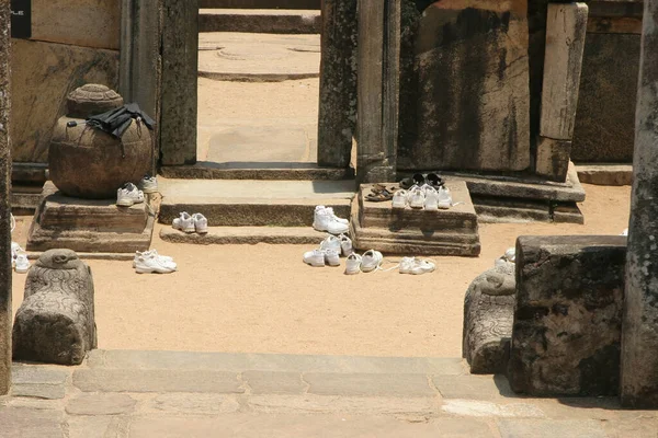 Polonnaruwa Sri Lanka Ősi romhalmaz cipő eltávolítása előtt belépett a buddhista szentély — Stock Fotó