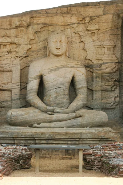 Polonnaruwa Sri Lanka Oude ruïnes Standbeeld zittend van Boeddha in lotuspositie — Stockfoto