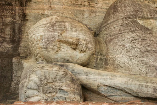 Polonnaruwa Sri Lanka Ruínas antigas Estátua de Buda reclinado deitado — Fotografia de Stock