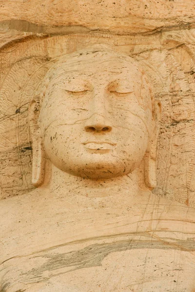 Polonnaruwa Sri Lanka Ruínas antigas Estátua de Buda com rosto sereno e pacífico — Fotografia de Stock