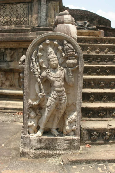 Polonnaruwa Srí Lanka Starověké zříceniny Sochy u vchodu do svatyně vedle schodů — Stock fotografie