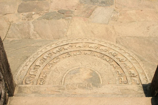 Polonnaruwa Σρι Λάνκα Αρχαία ερείπια mandala με ελέφαντες στην είσοδο του δρόμου πόρτα — Φωτογραφία Αρχείου