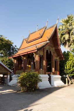 Luang Prabang Laos ünlü güzel Budist tapınakları mavi gökyüzüne karşı kuruldu. Yüksek kalite fotoğraf
