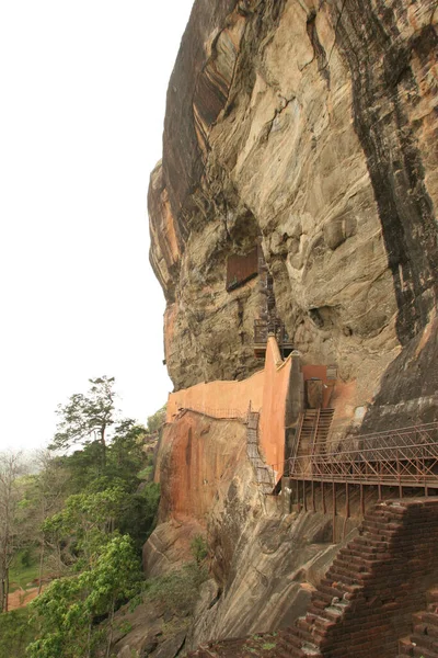 Sigiriya Rock Sri Lanka com passarela ao longo do penhasco e escadas pinturas rupestres — Fotografia de Stock