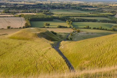 İngiliz kırsalında White Horse Hill Uffington zirveye giden yolda