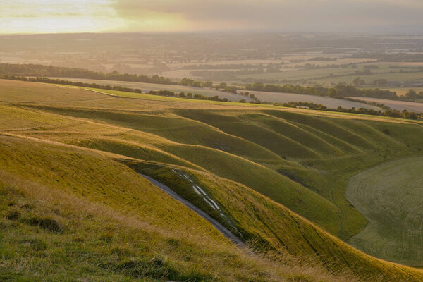 Английская деревня Уайт-Хилл-Уффингтон с дорожкой, ведущей к вершине