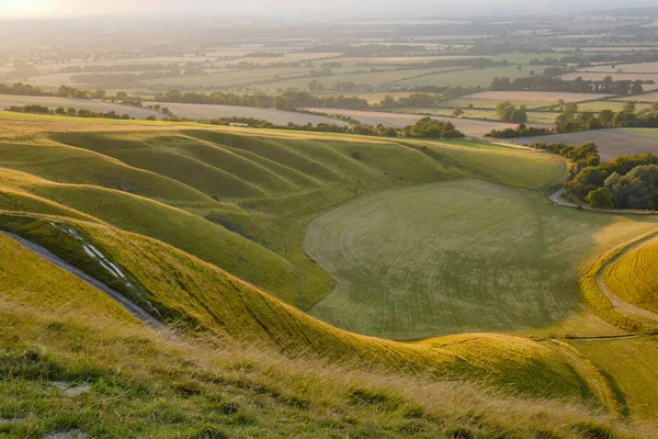 İngiliz kırsalında White Horse Hill Uffington zirveye giden yolda
