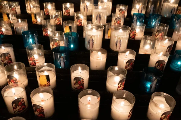 Rouen Cathedral France 9.25.2019 κεριά που λάμπουν στο σκοτάδι — Φωτογραφία Αρχείου