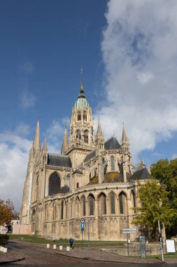 Bayeux France 10.18.2019 Katedralin dışı mavi gökyüzüne doğru alçak bir açıyla yükseliyor