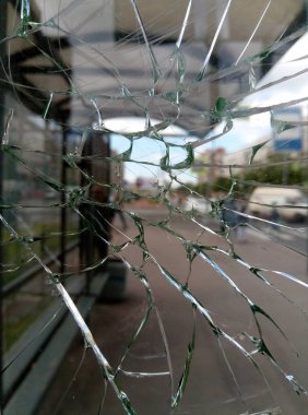 Sokak otobüsü durağında kırık cam.