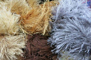 Yığınla örgü örmek için kahverengi bej ve gri uzun iplik        