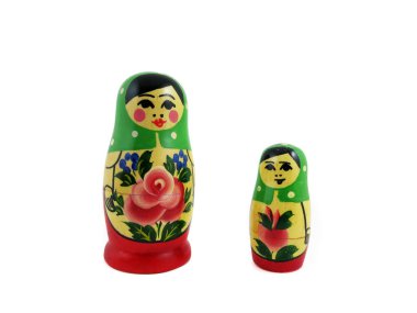 Beyaz arka planda küçük ve büyük iki matryoshka bebeği.    