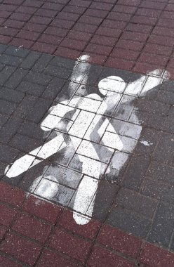 Yaya yolunun işareti (yürüyen adam) silinmemiş bir önceki için baş aşağı uygulanan