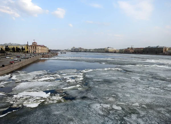St. Petersburg, Rusya, 28 Mart 2021. Neva 'daki Liteyny Köprüsü' nden görüntü. Neva tamamen buzla kaplı.                               