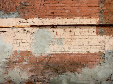  Parçalanmış tuğla duvar kısmen demir takviye tahtasıyla boyanmış.                              