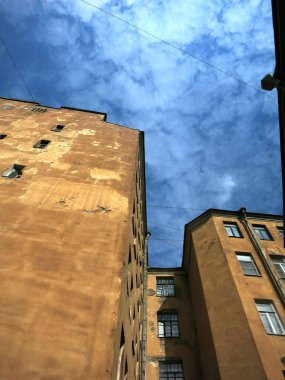 Çatı manzarası ve kuyunun avlusundan mavi gökyüzü                               