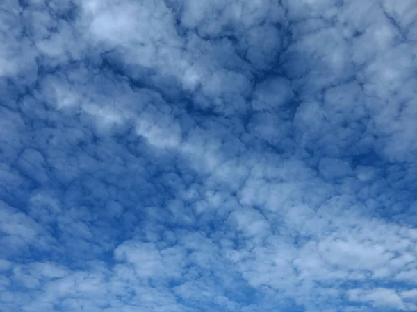Kék Köd Fehér Göndör Felhőkkel — Stock Fotó