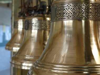 Çan kulesinde altın kilise çanları. Çanların üzerinde güzel dövülmüş desen