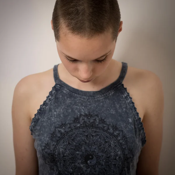 Krásná mladá dospívající dívka s oholenou hlavou — Stock fotografie