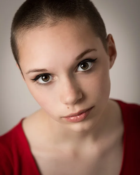 Mooie jonge tiener meisje met geschoren hoofd — Stockfoto