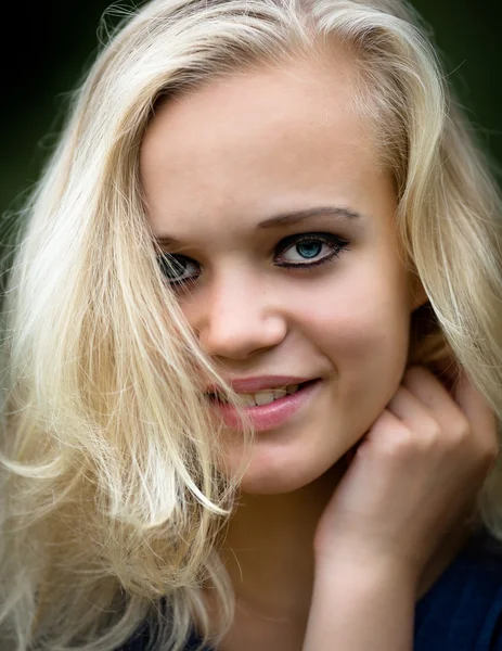Vacker ung Blond tonårstjej som bär smink — Stockfoto