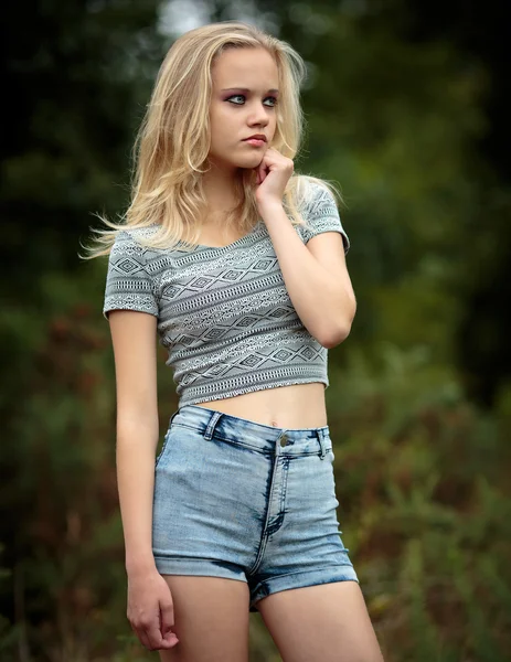 O bautiful Blond dospívající dívka sama v lese — Stock fotografie
