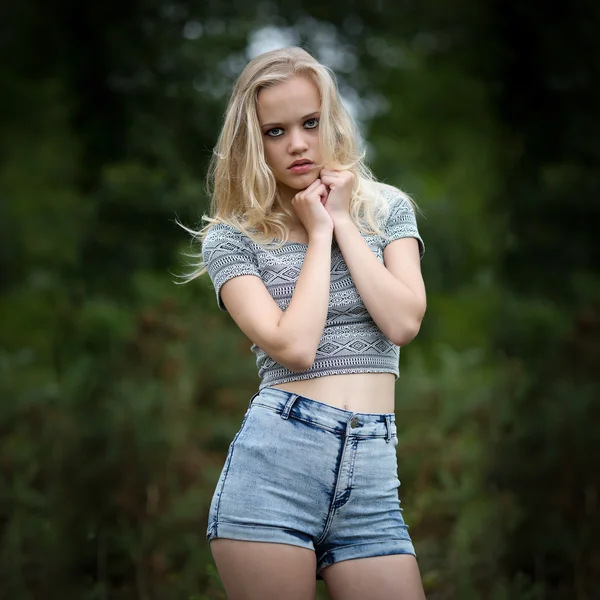 Bautiful Blond tonårstjej ensam i skogen — Stockfoto