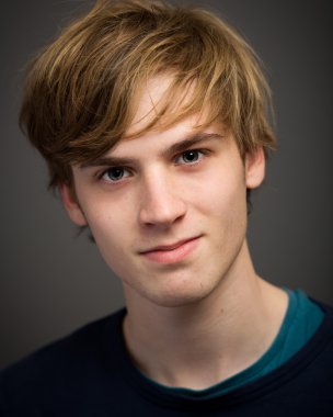 Kendine güvenen genç sarışın genç adam stüdyo