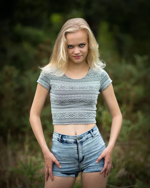 Schön blond teen zeigen bauch button Stockbild