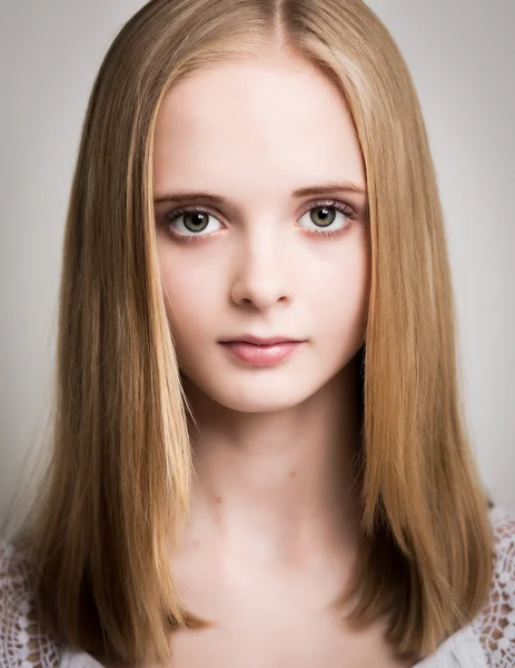 Beautiful Young Blond Teenage Girl In The Studio. — Stock Photo, Image