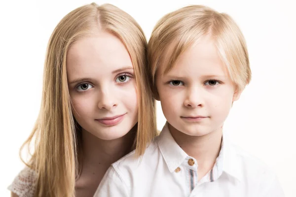 Hermano y hermana vestidos de blanco en el estudio . — Foto de Stock