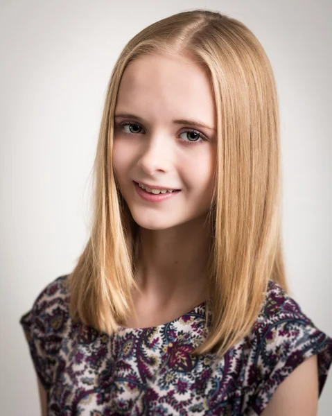 Schöne junge blonde Teenager-Mädchen in Blume Top — Stockfoto