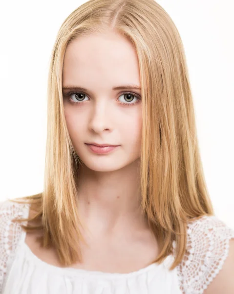 Sarışın genç genç kız stüdyoda beyazlı giyinmiş — Stok fotoğraf