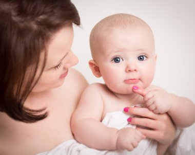 Bebek çocuk anneler parmak için dayanıyoruz