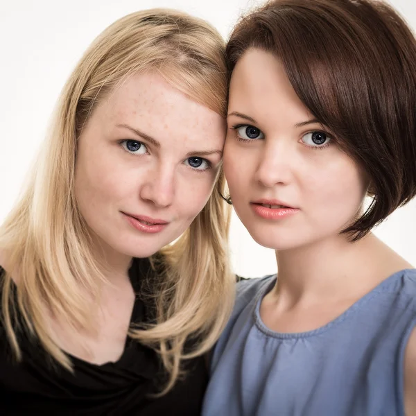 Two Beautiful Smiling Sisters Against A White Background — Stock Photo, Image